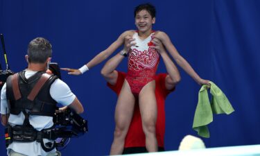 14-year-old Quan Hongchan delivers perfection on platform