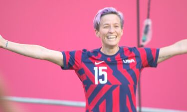 Megan Rapinoe scores Olympic 'Olimpico' on corner kick