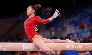 Suni Lee pulls off another save to stay on beam