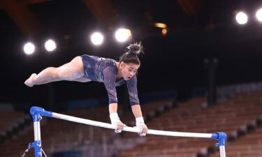 Suni Lee snags bronze on uneven bars