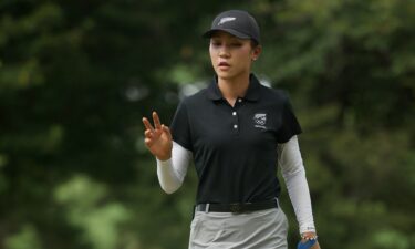 No putter needed for Lydia Ko on 4th hole