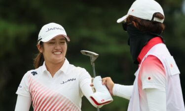 Mone Inami putts for her fourth consecutive birdie