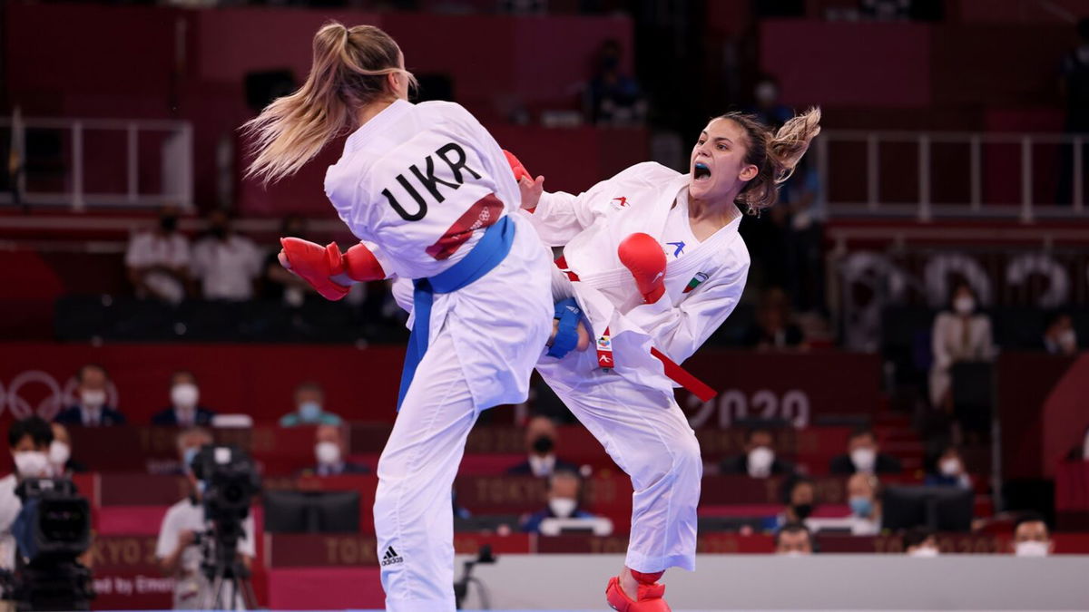 Goranova and Terliuga fight on the mat