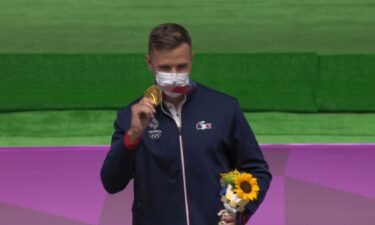 Men's rapid-fire pistol shooters receive medals