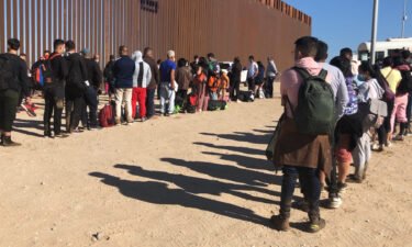 Grupo de inmigrantes que fueron detenidos por la Patrulla Fronteriza en Yuma