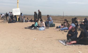 Migrantes esperando ser procesados por la Patrulla Fronteriza del sector de Yuma