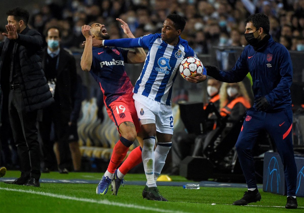 <i>MIGUEL RIOPA/AFP/AFP via Getty Images</i><br/>Wendell holds his arm out and Matheus Cunha goes down clutching his face.