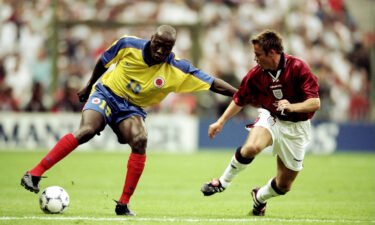 Rincón takes on Graeme Le Saux of England during a World Cup match.