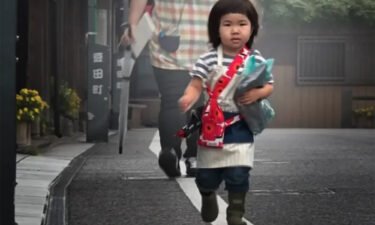 A café owner's youngest daughter runs an errand in their old castle town in the hit Japanese TV show "Old Enough!".