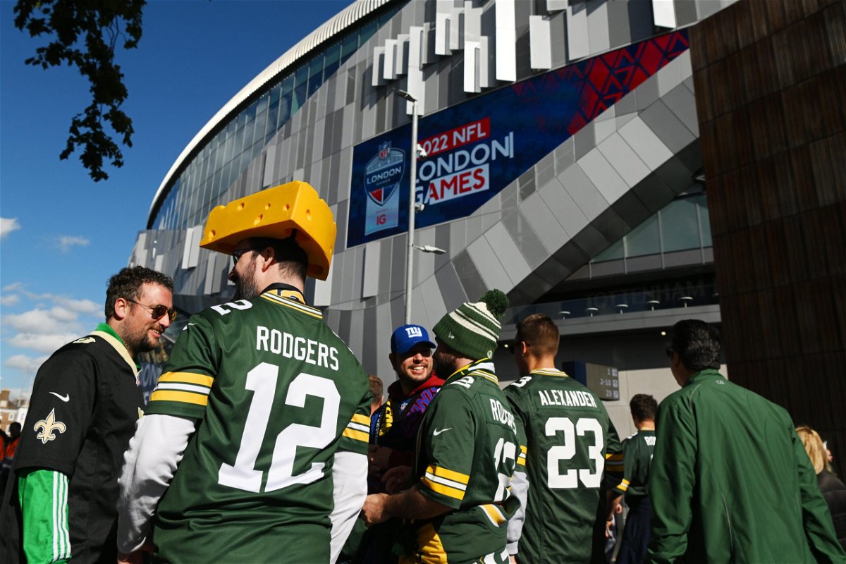 <i>Mike Hewitt/Getty Images North America/Getty Images</i><br/>Packers fans arrive at the stadium prior to the match between the Packers and the Giants.