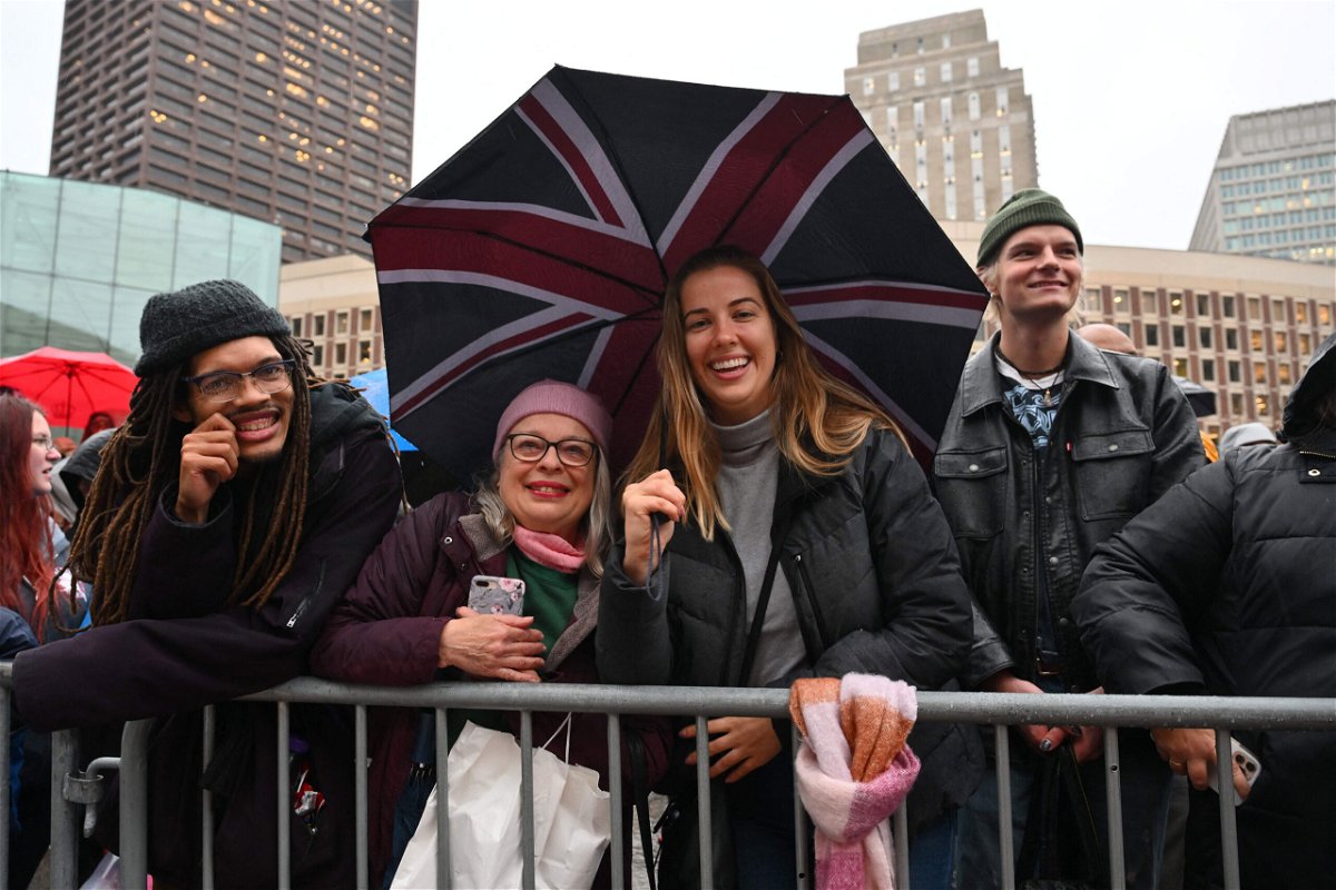 <i>Angela Weiss/AFP/Getty Images</i><br/>Royal watchers await the arrival of William and Kate at City Hall Plaza.