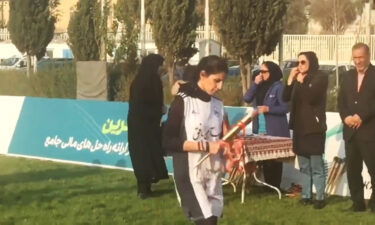 Parmida Ghasemi removes her hijab at an awards ceremony.