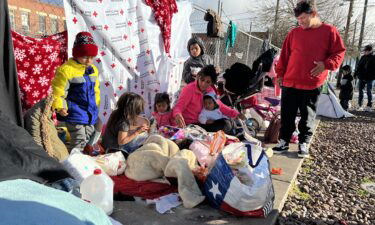 Evelyn Palma sits with her five children in the streets of El Paso