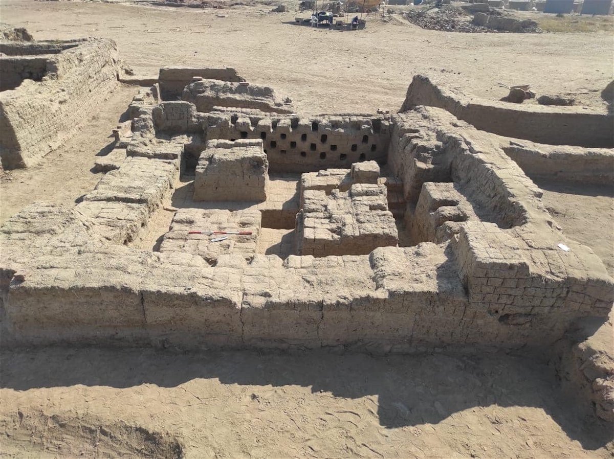 Archaeologists working in the southern Egyptian city of Luxor have uncovered a complete 1