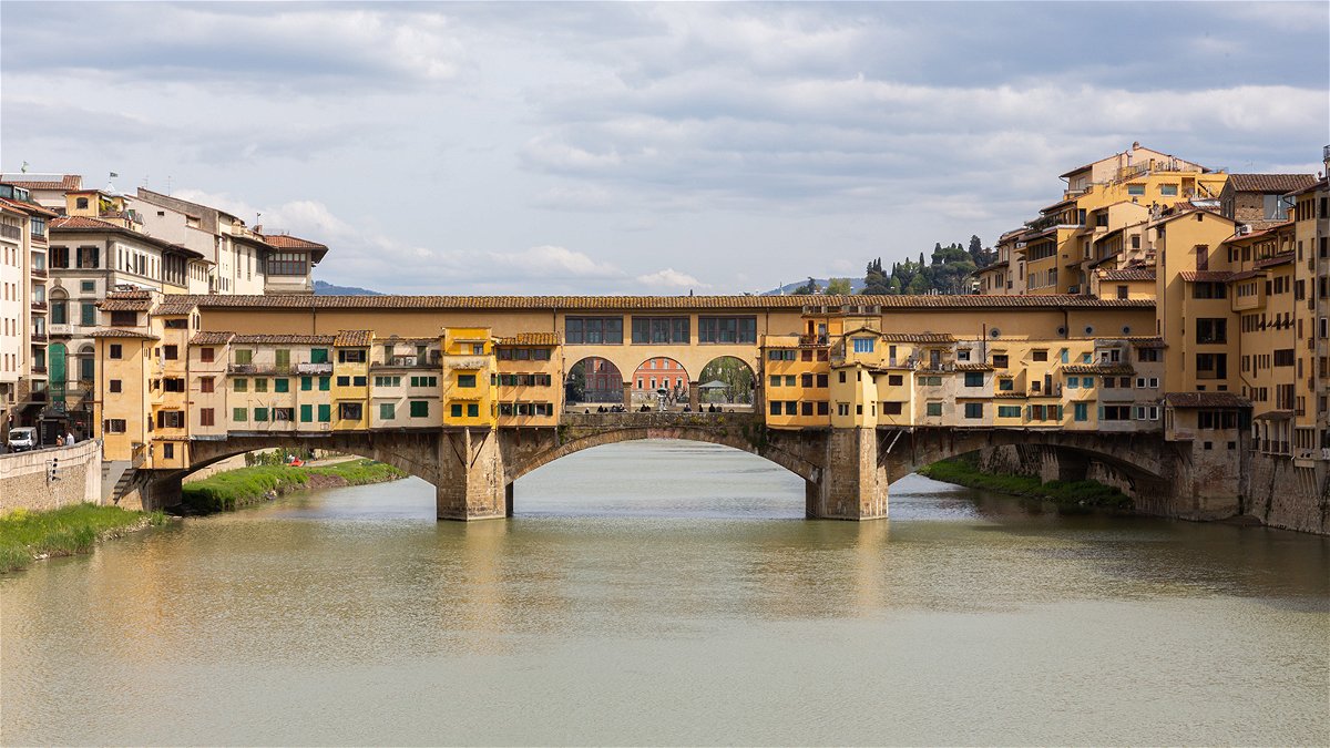 US tourist drove a rented Fiat Panda across Florence's Ponte Vecchio bridge.
