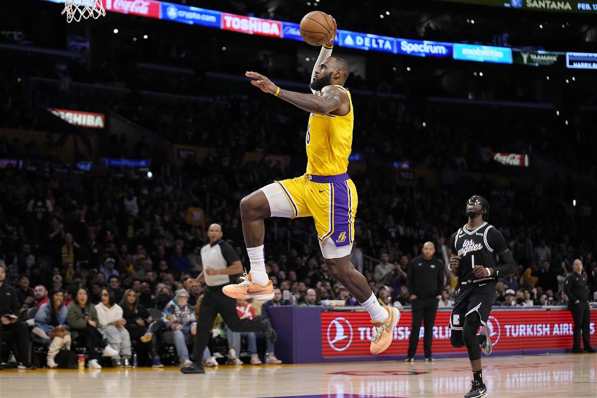 LeBron James dunks against the Los Angeles Clippers on Tuesday.
