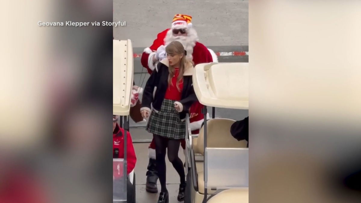 Taylor Swift rides in a golf cart with Santa at Chiefs game - Good Morning  America