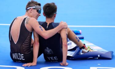 Wilde embraces Yee after a crazy triathlon finish