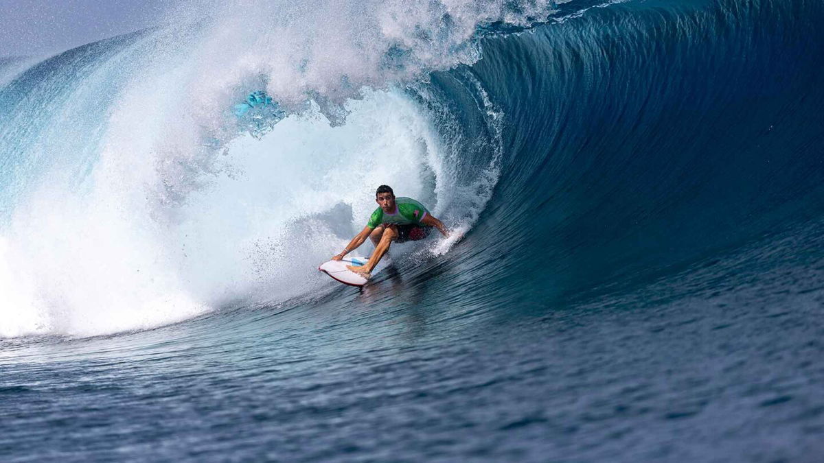 Griffin Colapinto carves into barrel of wave