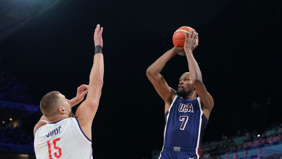 Kevin Durant shoots over Nikola Jokic