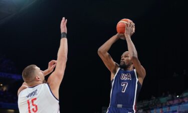 Kevin Durant shoots over Nikola Jokic