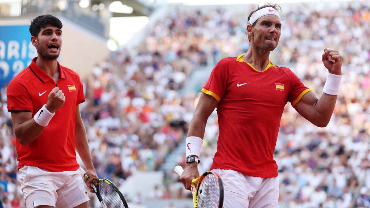 Spain's Carlos Alcaraz (L) and Rafael Nadal advanced to the third round of men's doubles at the 2024 Paris Olympics.