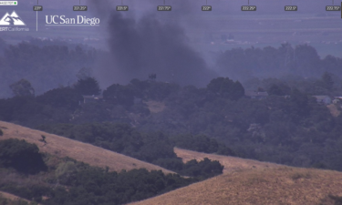 Incendio de auto se extiende a la vegetación cerca de Crazy Horse amenazando a viviendas