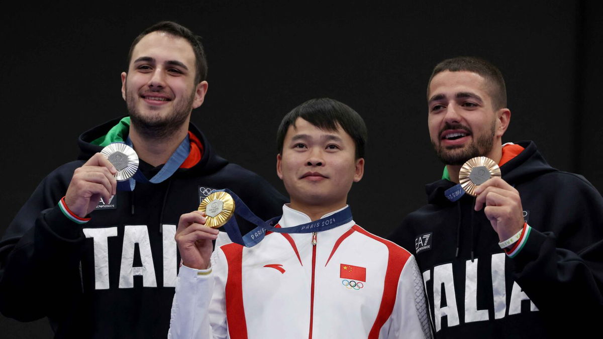 (From L) Silver medalist