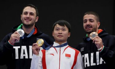 (From L) Silver medalist