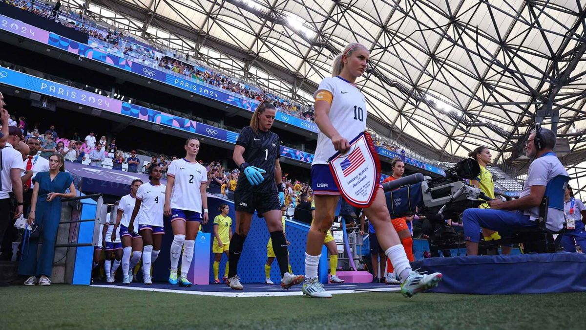 Linsdey Horan leads USWNT out to the field at 2024 Olympics