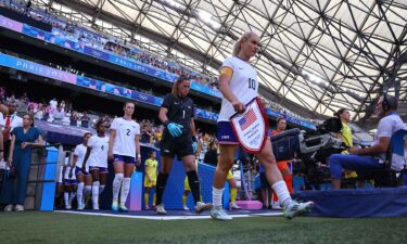 Linsdey Horan leads USWNT out to the field at 2024 Olympics