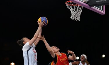 Dearica Hamby grabs rebound vs. China