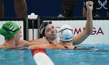 Kate Douglass (center) celebrates with fellow 200m breaststroke medalists Tatjana Smith (left) and Tess Shouten (right).