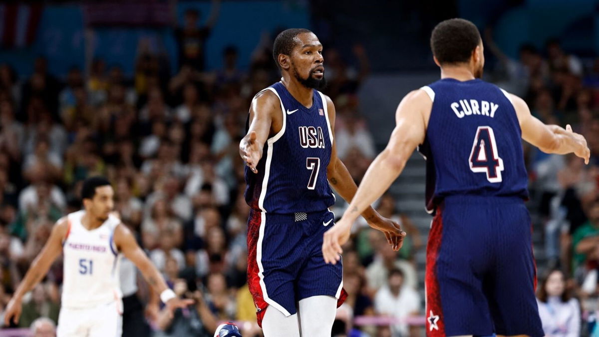 Kevin Durant and Steph Curry high-five vs. Puerto Rico