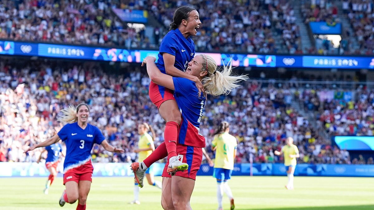 Mallory Swanson celebrates with U.S. teammate Lindsey Horan