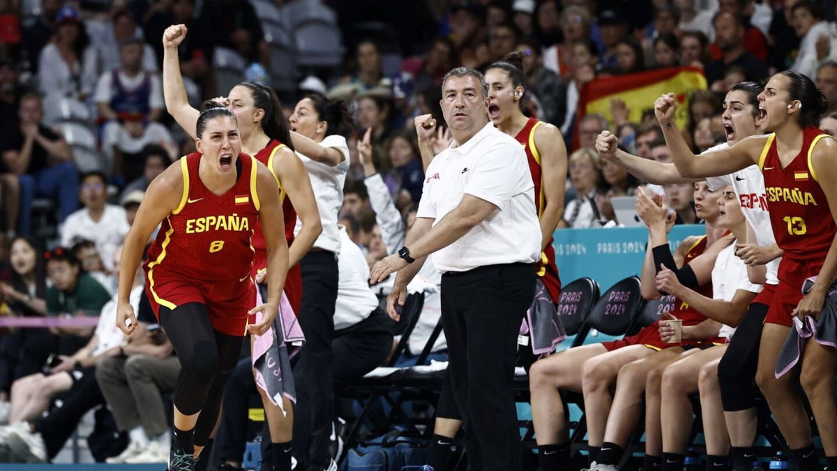 Maria Araujo and Spain bench celebrates made 3