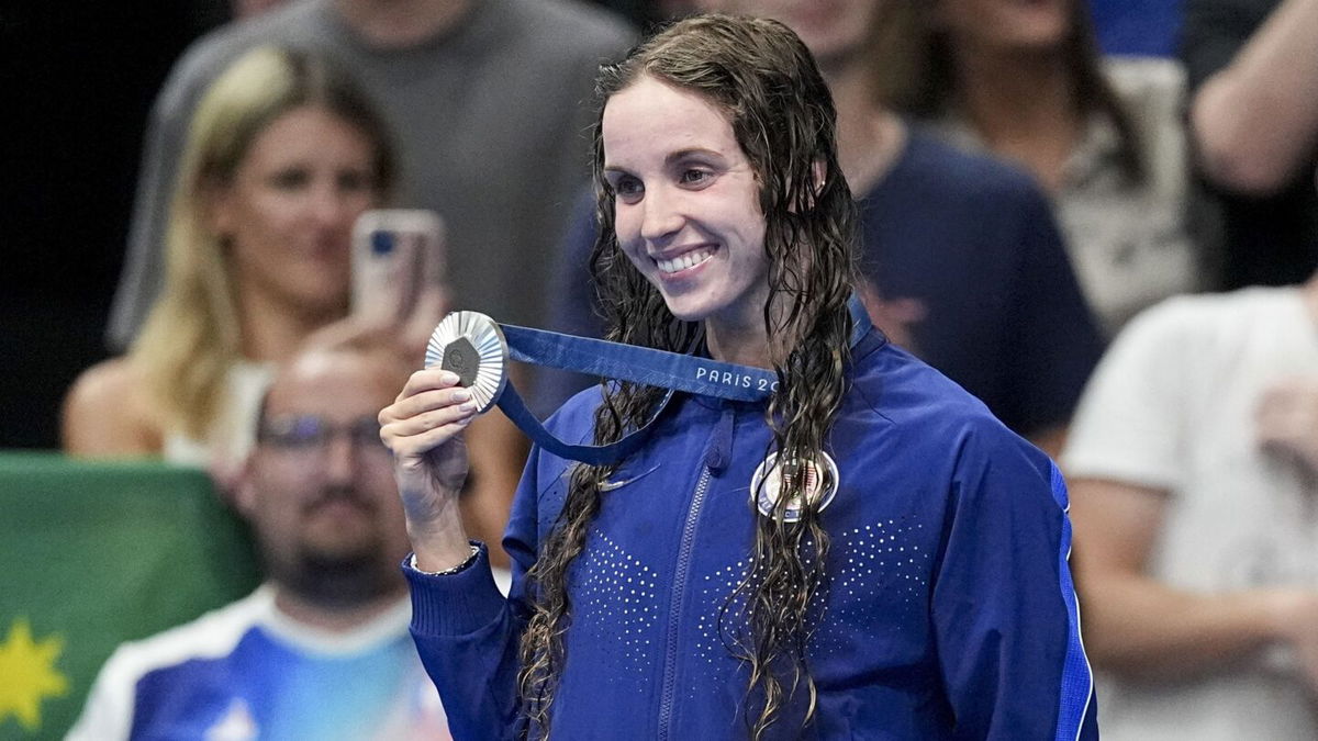 Regan Smith poses with her silver medal