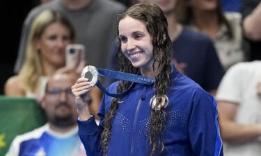 Regan Smith poses with her silver medal