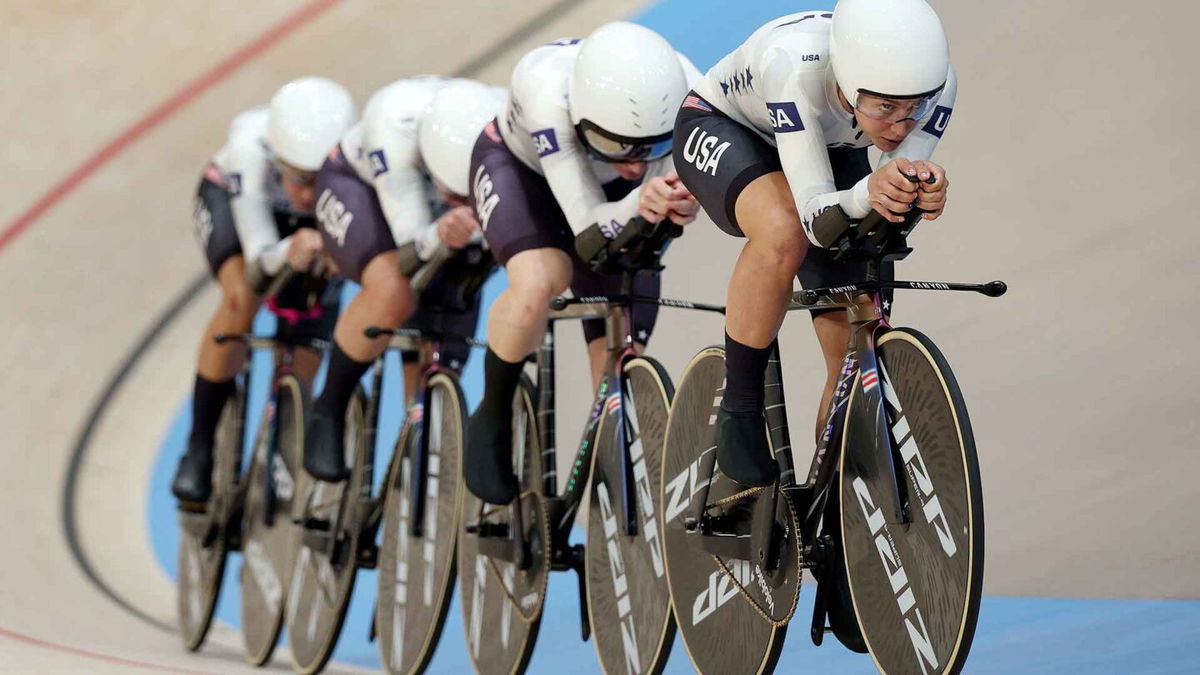 U.S. women's team pursuit races in the qualification round.