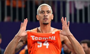 Worthy de Jong celebrates gold-medal win