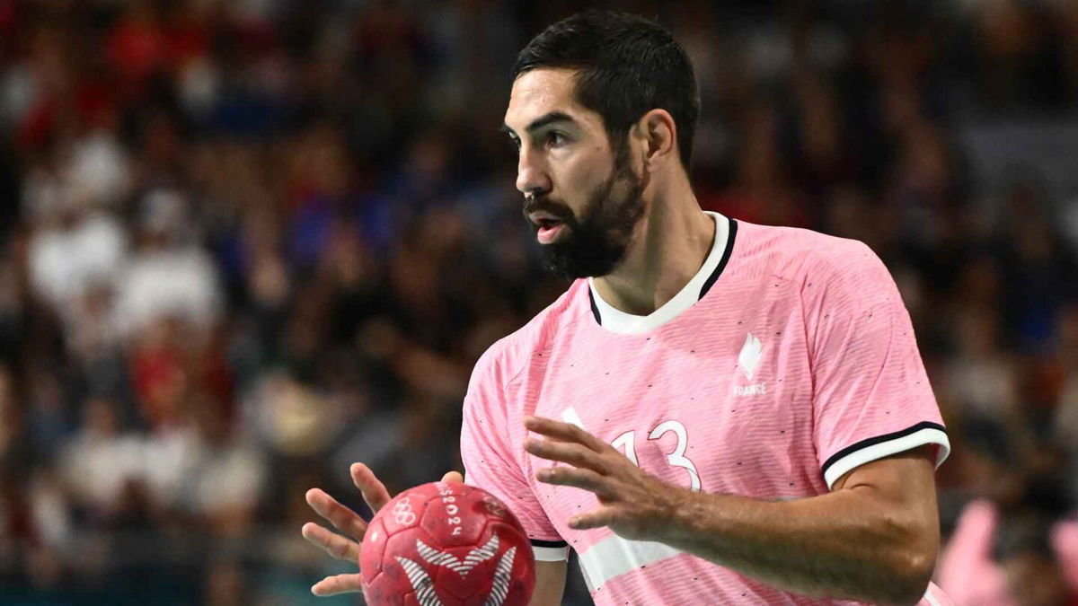 Nikola Karabatic holds the ball during a handball match.