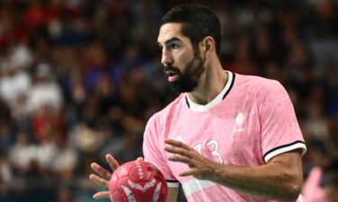 Nikola Karabatic holds the ball during a handball match.