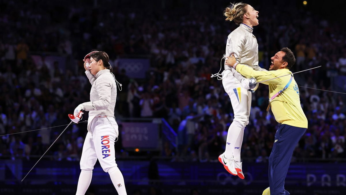 Olga Kharlan celebrates with coach as Jeon Ha-Young walks away