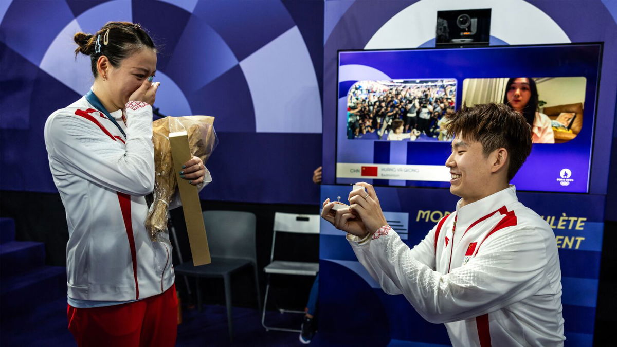 Liu Yuchen of China proposes to his partner Huang Yaqiong