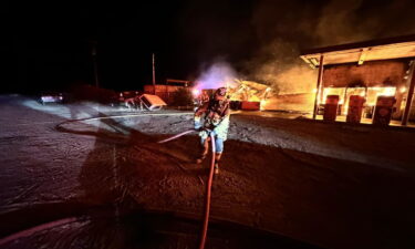 Los bomberos combaten un incendio en Bradley