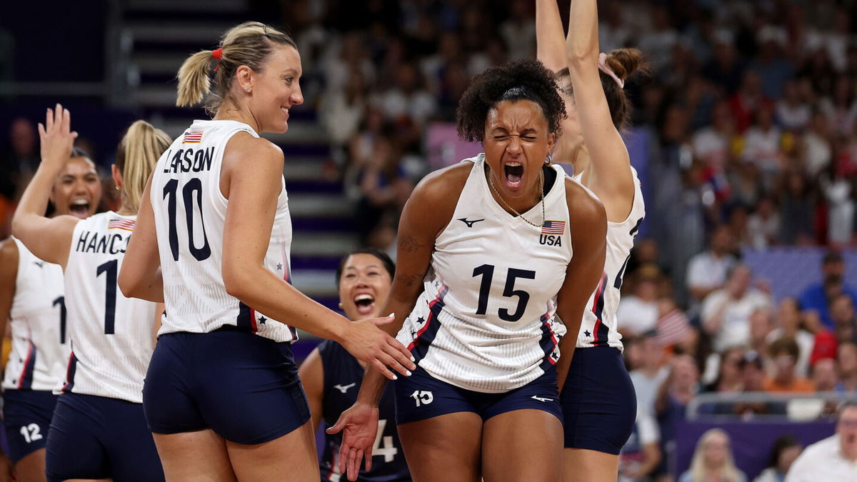 Haleigh Washington of the United States celebrates with team mates during the Women's Preliminary Round - Pool C match between of France and Team USA