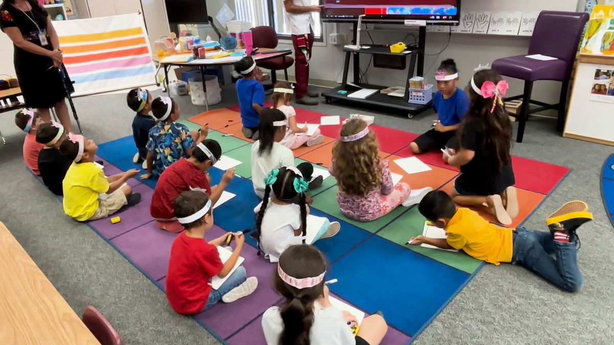  Esta mañana la primaria “Two Bunch Palms” celebró la implementación del programa de inmersión en dos idiomas que empezó este año