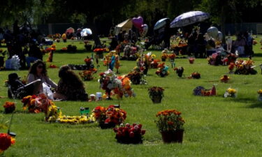 Familias celebran el Día de los Muertos en el cementerio público del valle de Coachella