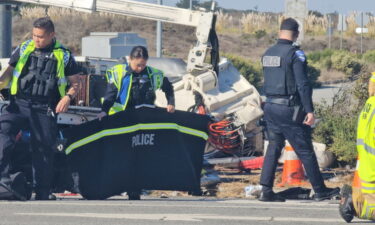 Una persona muere tras chocar contra un poste y derribar a un trabajador de servicio eléctrico