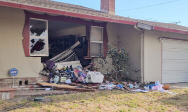 Vehículo atraviesa la pared de una casa al sur de Salinas